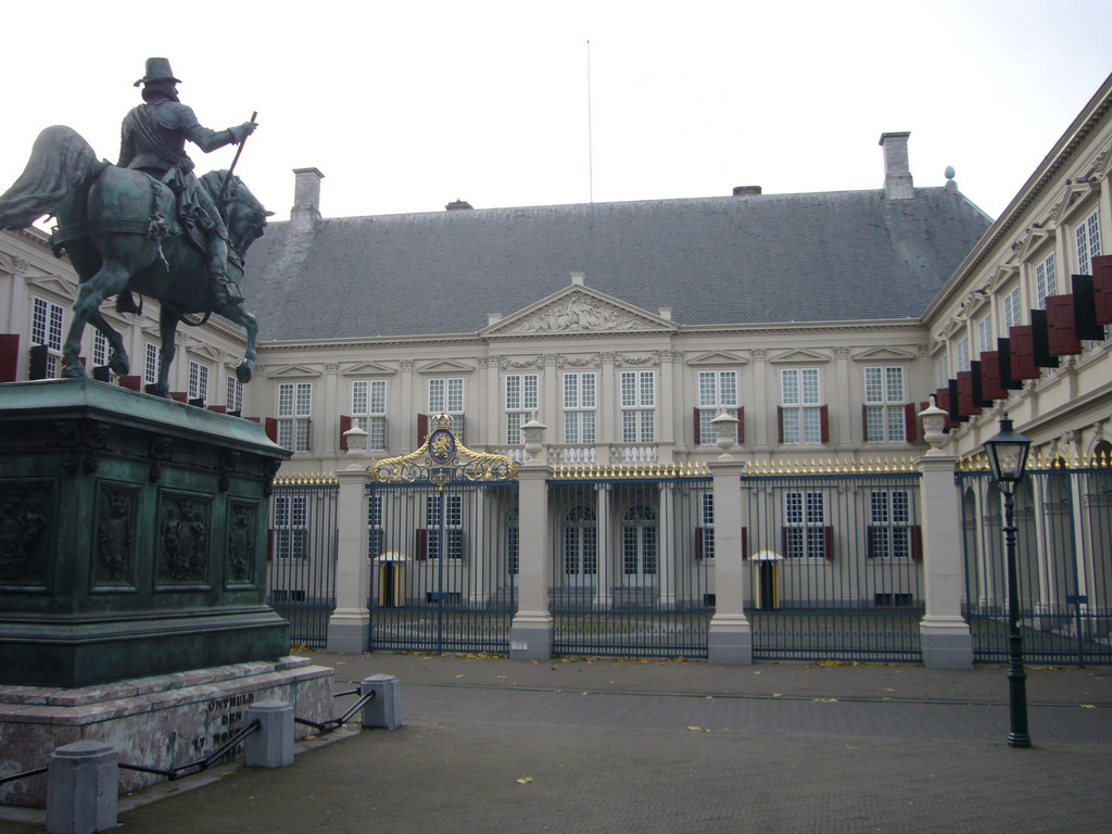 Paleis Noordeinde and a statue of Willem van Oranje