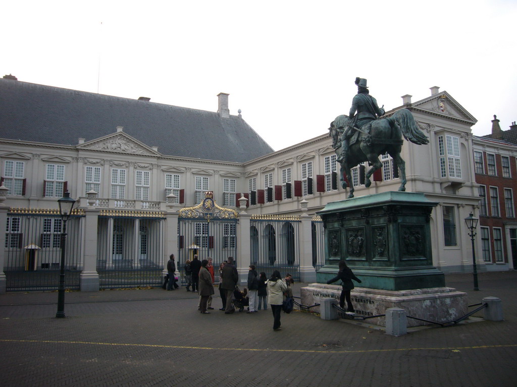 Paleis Noordeinde and statue of Willem van Oranje