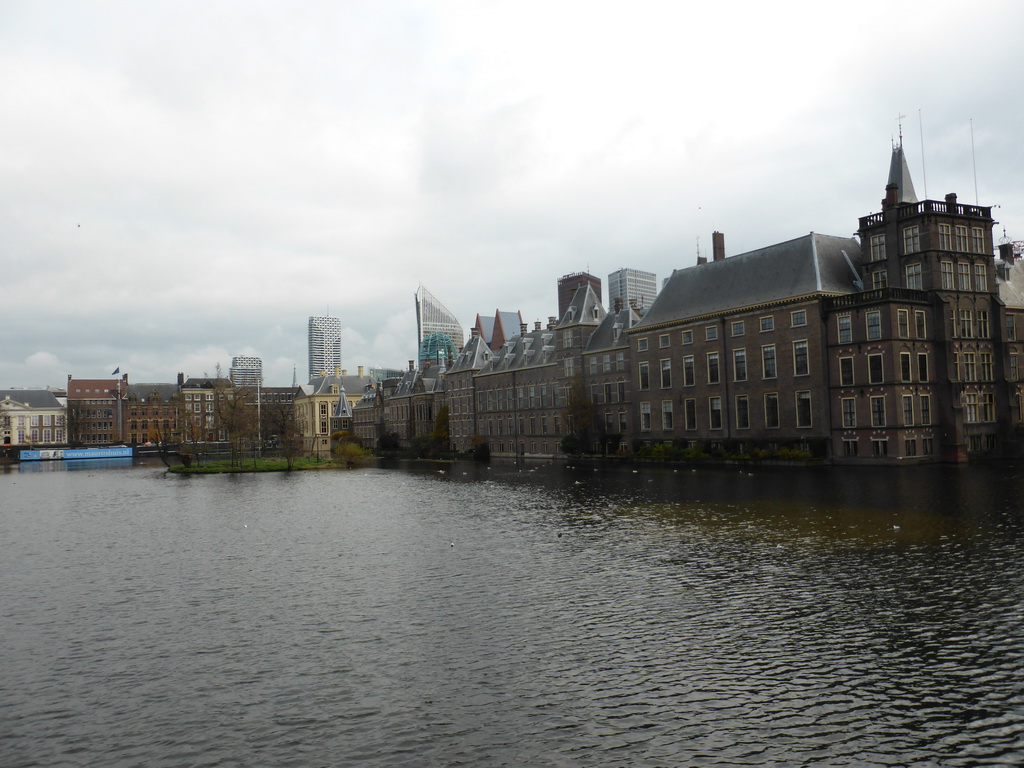 The Hofvijver pond, the Torentje tower, the Mauritshuis museum and the Binnenhof buildings