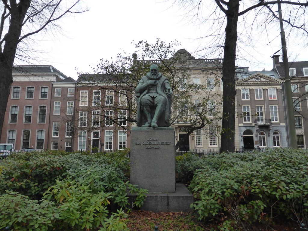 Statue of Johan van Oldenbarnevelt at the northwest side of the Hofvijver pond