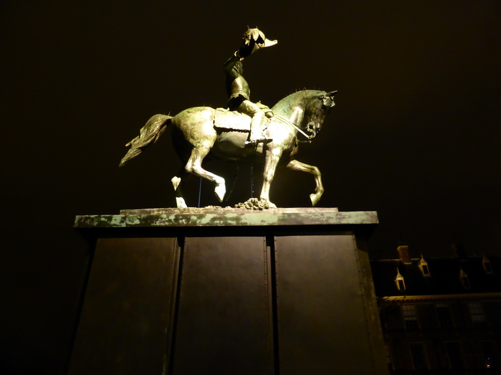 The equestrian statue of King Willem II at the Buitenhof square, by night