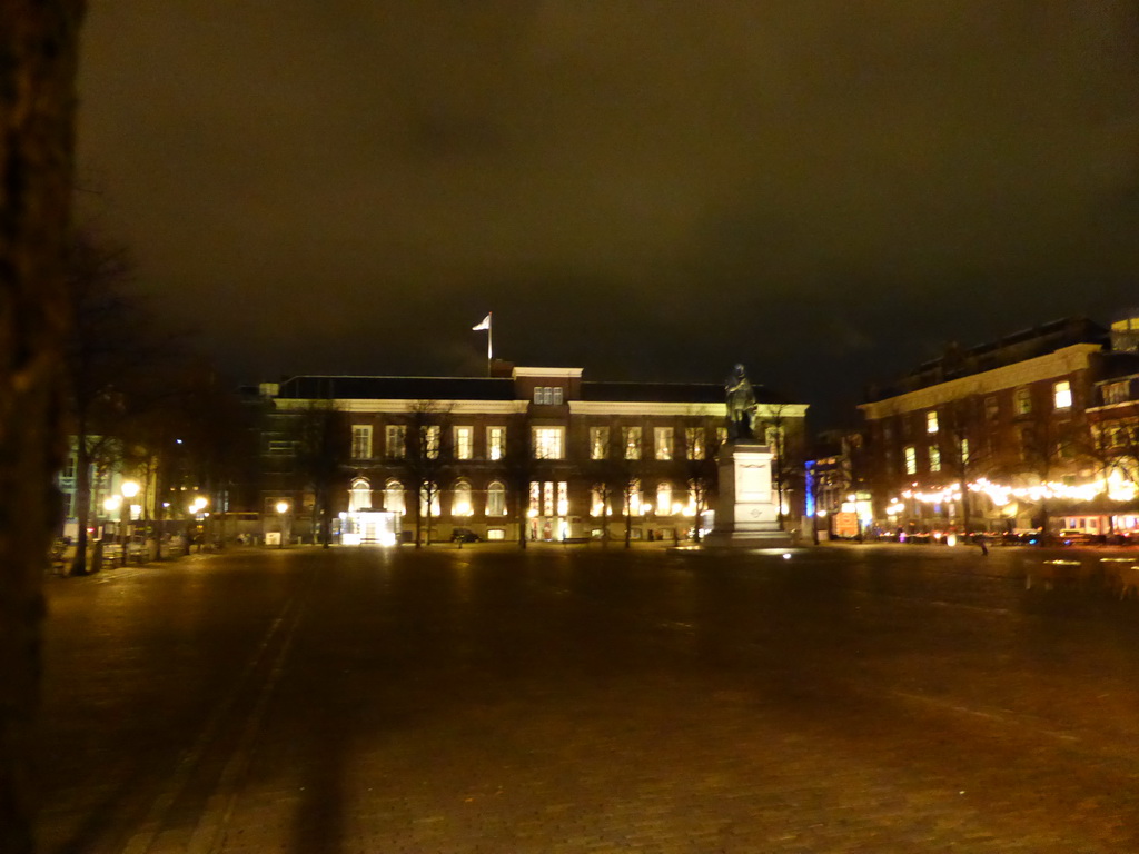 The Plein square with the statue of prince Willem I, by night