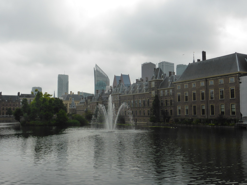 The Hofvijver pond, the Torentje tower, the Mauritshuis museum and the Binnenhof buildings