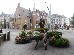 Miaomiao`s mother with flowers and the Gevangenpoort museum at the Buitenhof square
