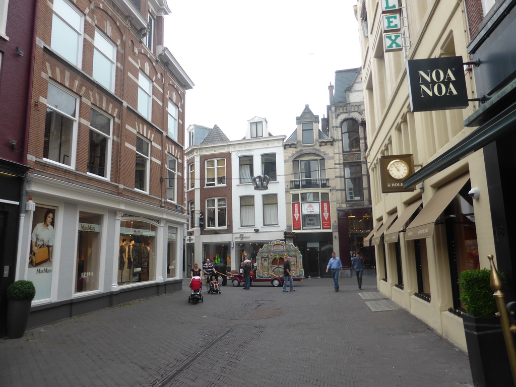 Crossing of the Plaats square and the Noordeinde street with a barrel organ