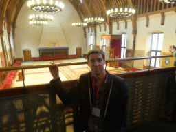 Tim on the balcony in the Ridderzaal building, with a view on the thrones, the constitution wall and chandeleers