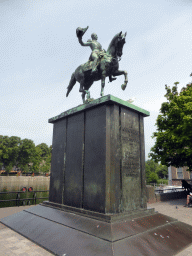 The equestrian statue of King Willem II at the buitenhof square and the Hofvijver pond