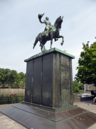 thehague_4_113 - 238 kb - 768x1024 - The equestrian statue of King Willem II at the buitenhof square and the Hofvijver pond The equestrian statue of King Willem II at the buitenhof square and the Hofvijver pond