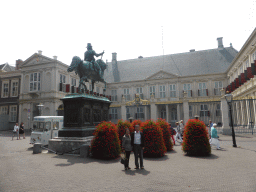 Miaomiao`s parents at the Noordeinde street with the equestrian statue of Prince Willem I and the front of the Paleis Noordeinde palace
