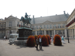 thehague_4_116 - 259 kb - 1024x768 - Miaomiao`s parents at the Noordeinde street with the equestrian statue of Prince Willem I and the front of the Paleis Noordeinde palace Miaomiao`s parents at the Noordeinde street with the equestrian statue of Prince Willem I and the front of the Paleis Noordeinde palace