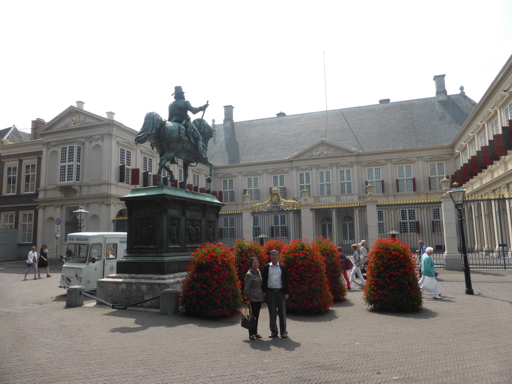 Miaomiao`s parents at the Noordeinde street with the equestrian statue of Prince Willem I and the front of the Paleis Noordeinde palace