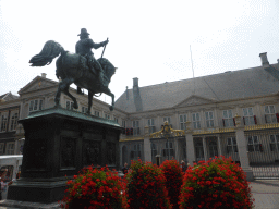 The Noordeinde street with the equestrian statue of Prince Willem I and the front of the Paleis Noordeinde palace