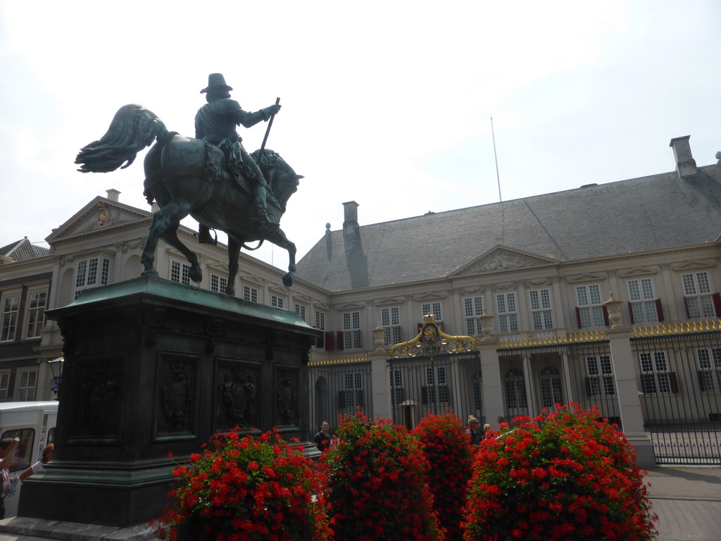 The Noordeinde street with the equestrian statue of Prince Willem I and the front of the Paleis Noordeinde palace