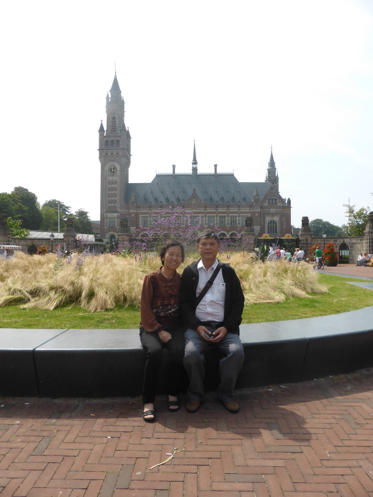 Miaomiao`s parents in front of the Peace Palace at the Carnegieplein square