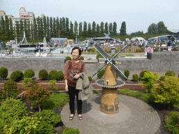 Miaomiao`s mother with a scale model of the windmill `De Nieuwe Palmboom` of Schiedam at the Madurodam miniature park