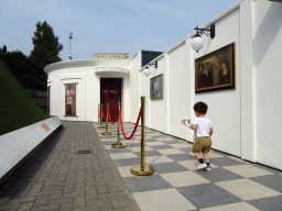 Max in front of the `Het Verhaal van George` attraction at the Madurodam miniature park