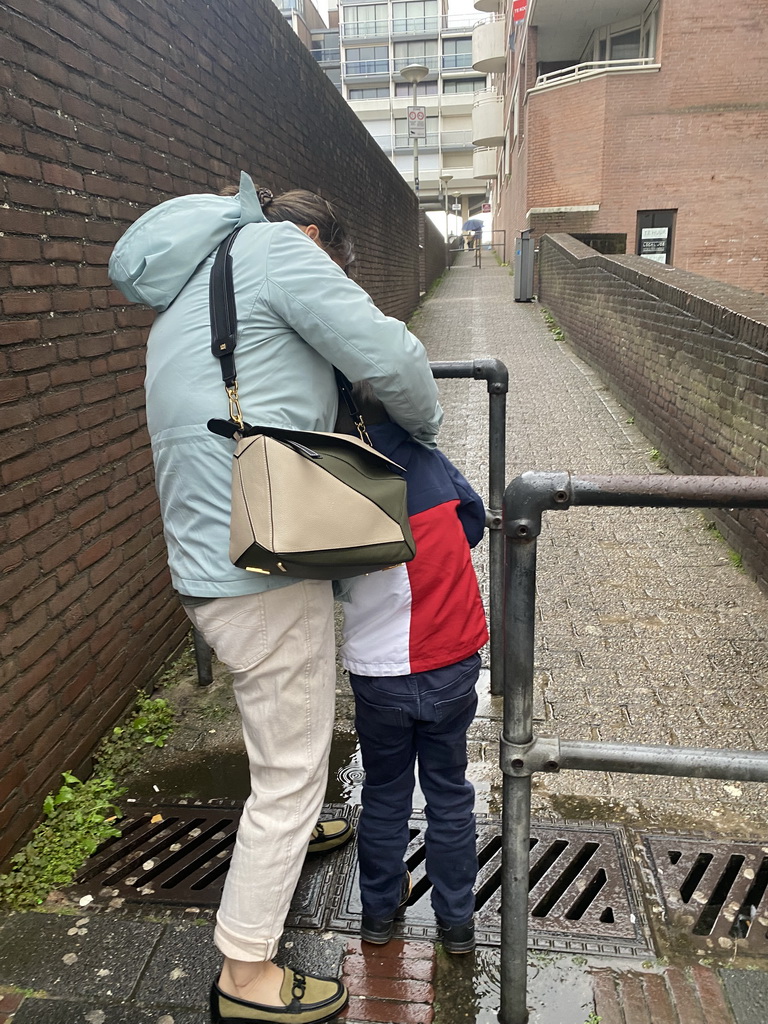 Miaomiao and Max walking from the Kurhaus Parking to the Strandweg road