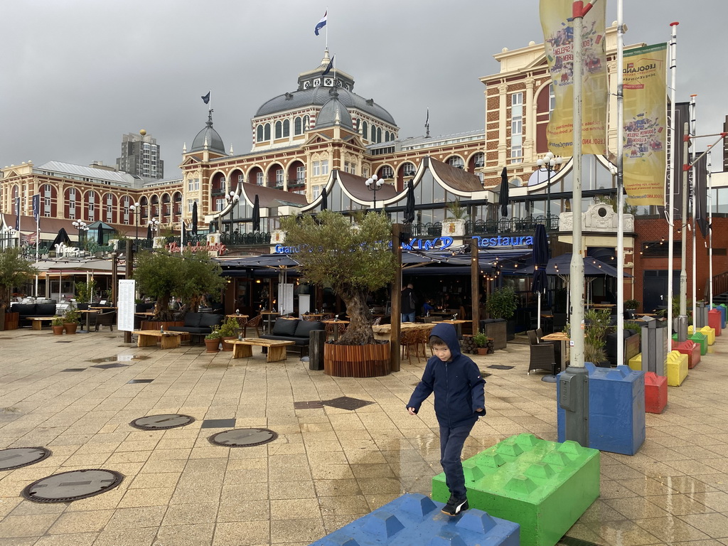 Max in front of the Kurhaus building at the Strandweg road