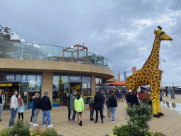 Giraffe statue and queue in front of the Legoland Discovery Centre at the Strandweg road