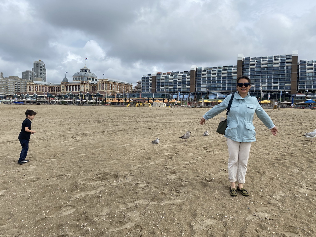 Miaomiao, Max and Seagulls at the Scheveningen Beach, with a view on the Kurhaus building