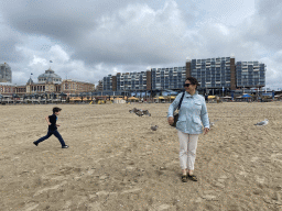 Miaomiao, Max and Seagulls at the Scheveningen Beach, with a view on the Kurhaus building