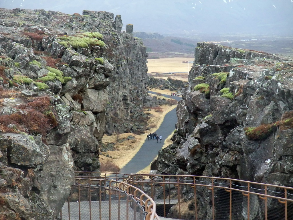 Path through the Almannagjá fault to the Lögberg, viewed from the viewing point at the visitor centre of Þingvellir National Park