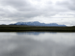 Small lake and mountains just south of the Þingvallavegur road