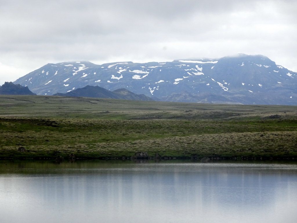 Small lake and mountains just south of the Þingvallavegur road