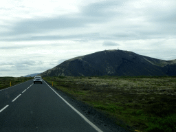 thingvellir_2_090 - 222 kb - 1024x768 - The Þingvallavegur road and a mountain, viewed from the rental car The Þingvallavegur road and a mountain, viewed from the rental car