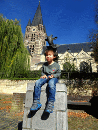 Max with a statue of a goat at the south side of the Sint-Michaëlskerk church