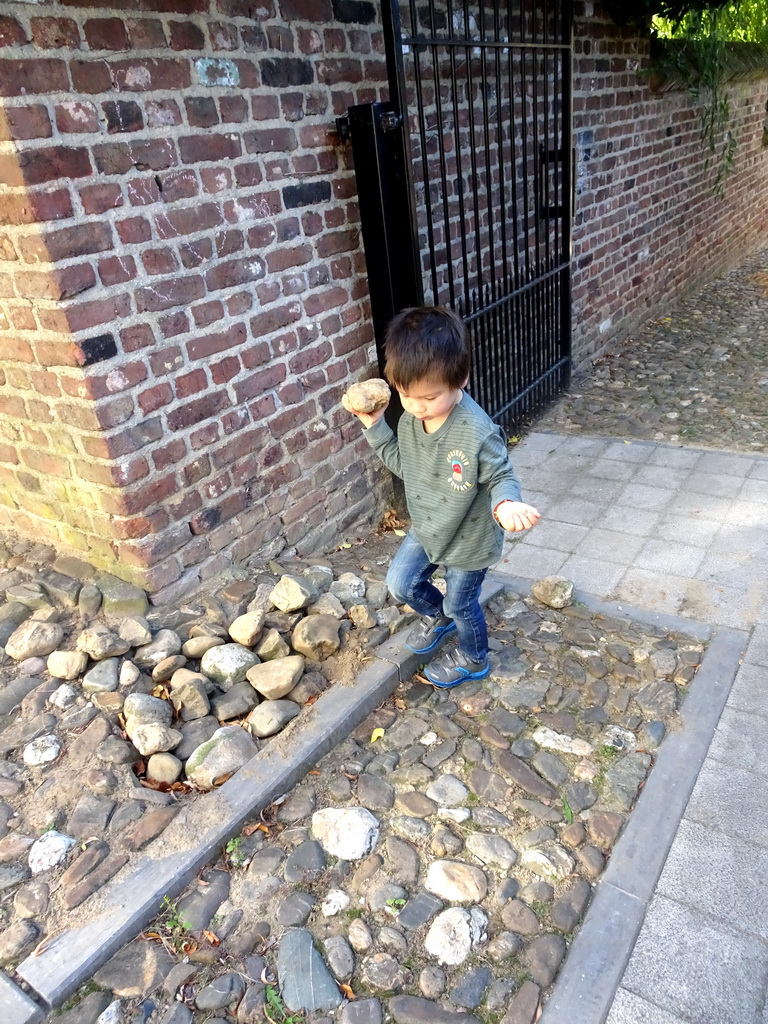 Max at the alley at the southwest side of the Sint-Michaëlskerk church