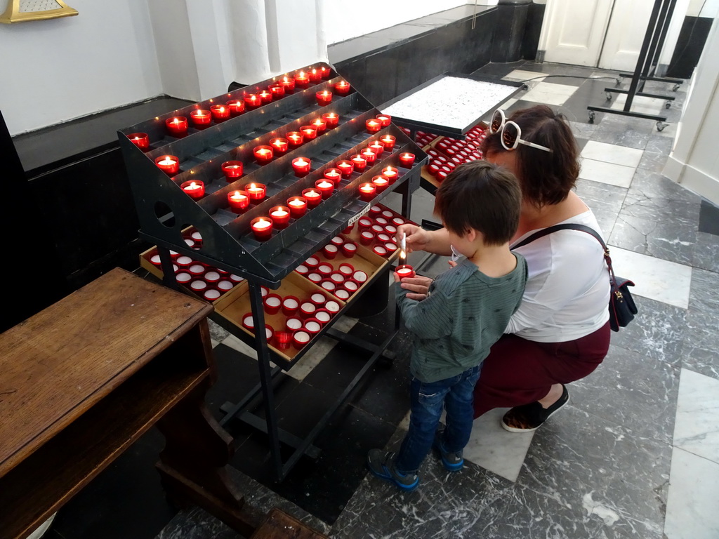 Miaomiao and Max lighting candles at the Sint-Michaëlskerk church