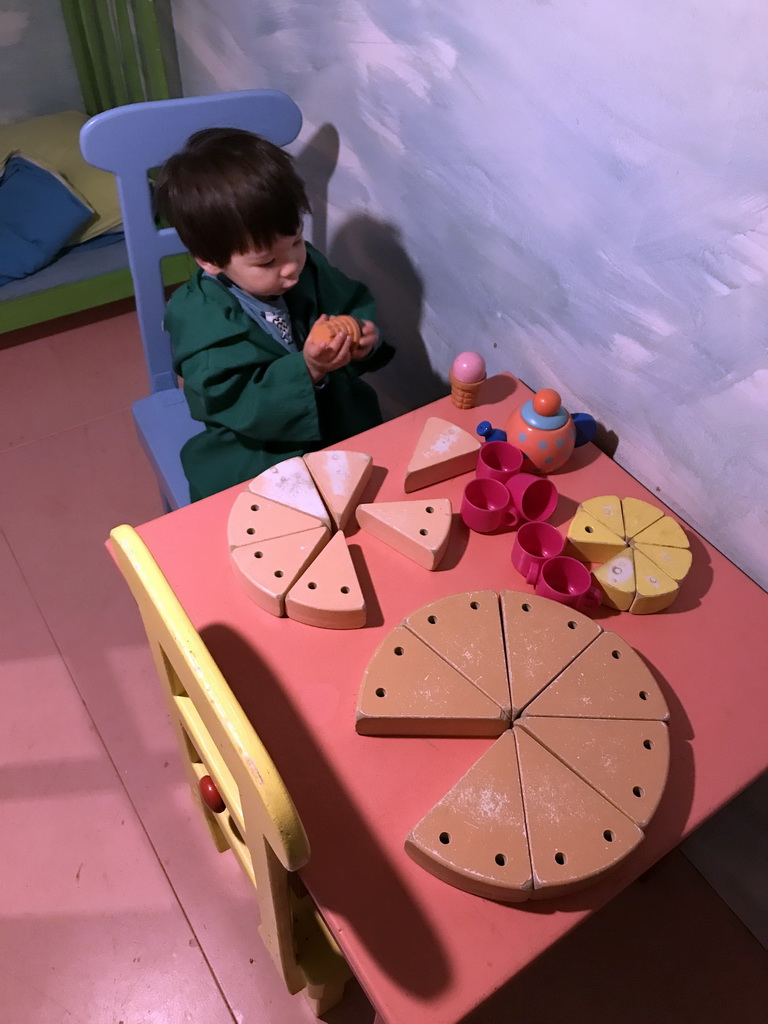 Max at the table in the home of Kikker at the `Kikker is hier!` exhibition at the second floor of the Natuurmuseum Brabant