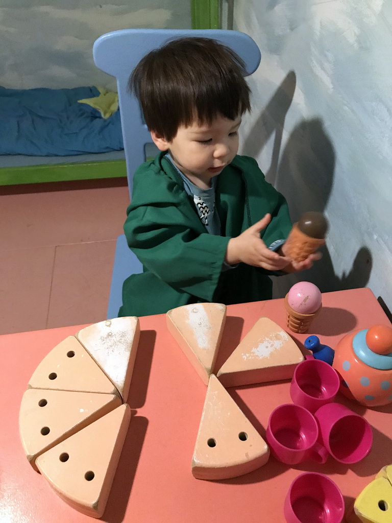 Max at the table in the home of Kikker at the `Kikker is hier!` exhibition at the second floor of the Natuurmuseum Brabant