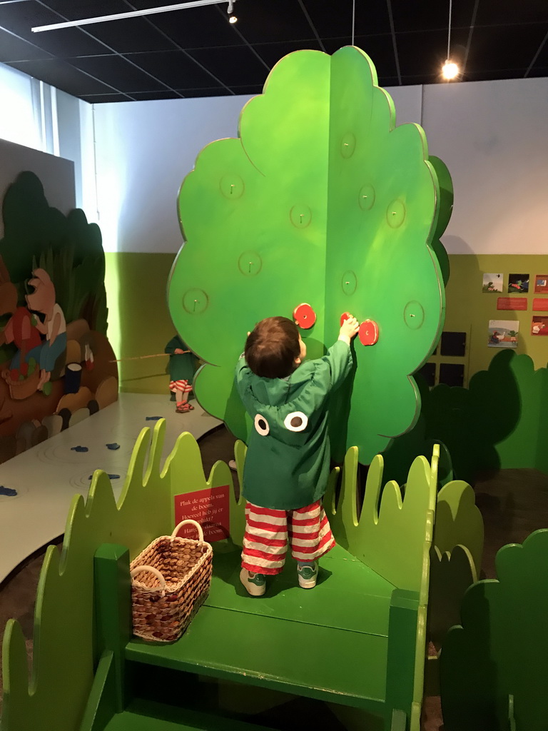 Max at the apple tree at the `Kikker is hier!` exhibition at the second floor of the Natuurmuseum Brabant