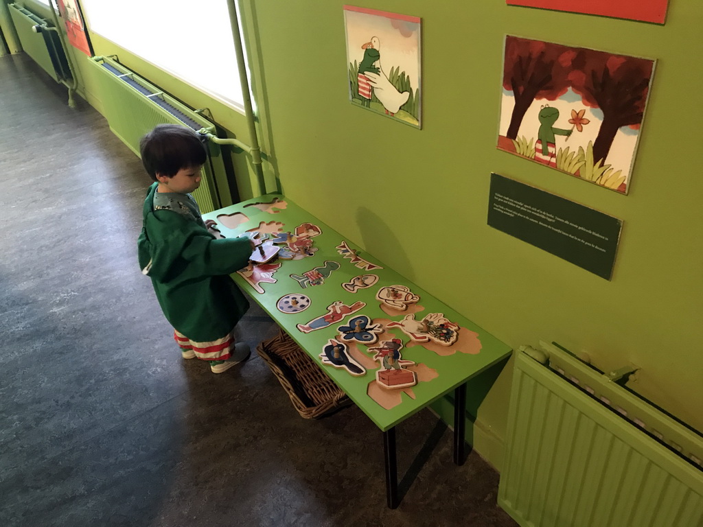 Max with a puzzle at the `Kikker is hier!` exhibition at the second floor of the Natuurmuseum Brabant