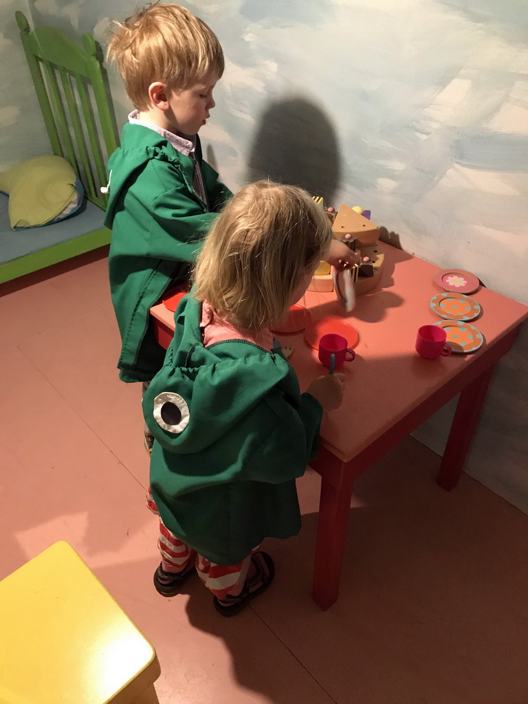 Children at the table in the home of Kikker at the `Kikker is hier!` exhibition at the second floor of the Natuurmuseum Brabant