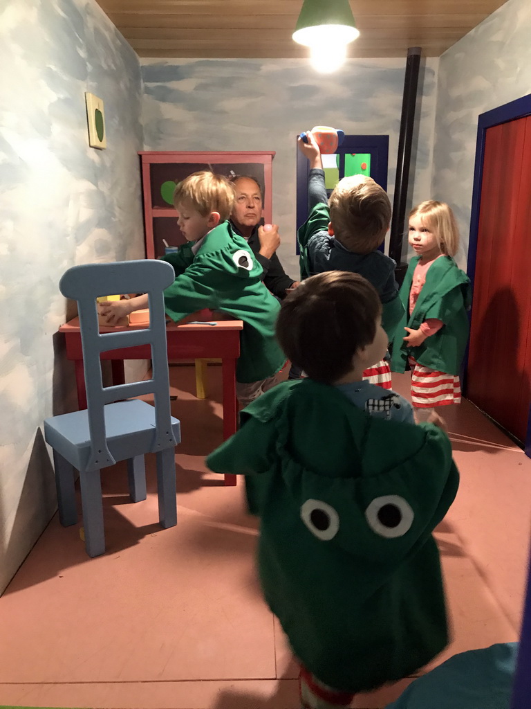 Max and other children in the home of Kikker at the `Kikker is hier!` exhibition at the second floor of the Natuurmuseum Brabant