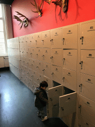 Max at the lockers at the ground floor of the Natuurmuseum Brabant