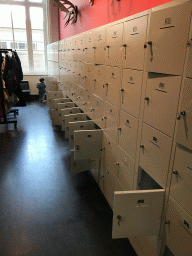 Max at the lockers at the ground floor of the Natuurmuseum Brabant