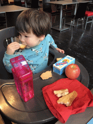 Max having lunch at the Museumcafé at the ground floor of the Natuurmuseum Brabant