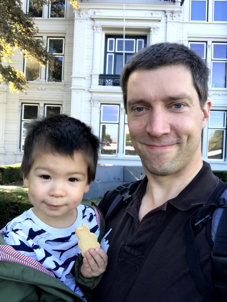 Tim and Max in front of the Natuurmuseum Brabant at the Spoorlaan street