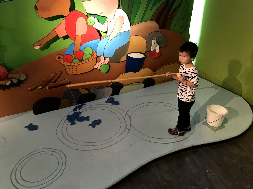 Max at the fishing game at the `Kikker is hier!` exhibition at the second floor of the Natuurmuseum Brabant