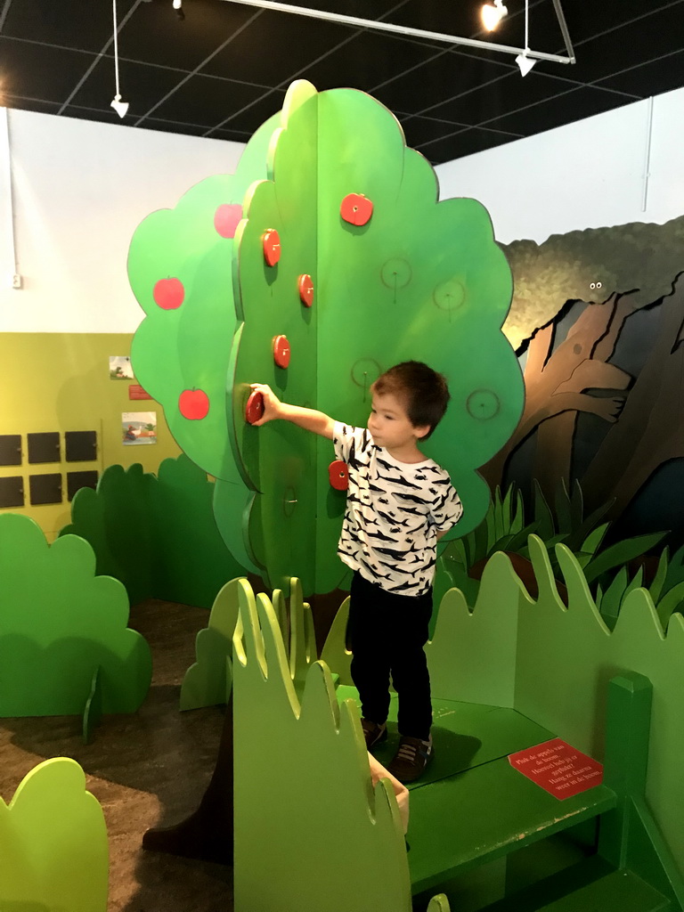 Max at the apple tree at the `Kikker is hier!` exhibition at the second floor of the Natuurmuseum Brabant