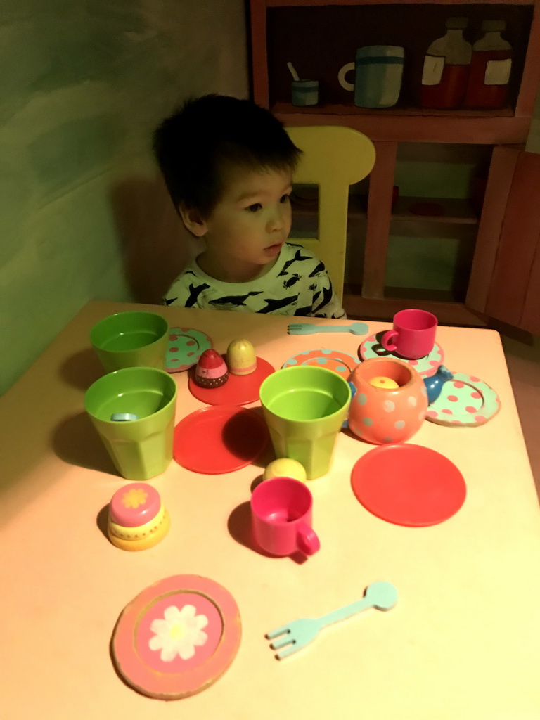 Max at the table in the home of Kikker at the `Kikker is hier!` exhibition at the second floor of the Natuurmuseum Brabant