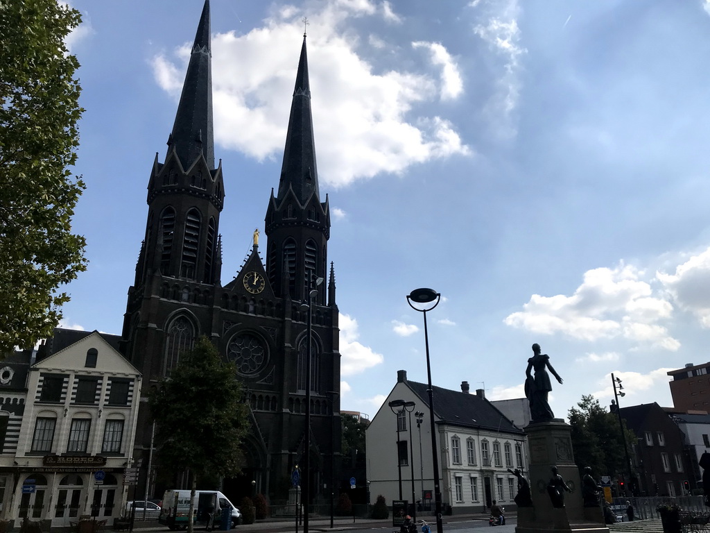 Statue of King William II and the front of the Sint-Jozefkerk church at the Heuvel square