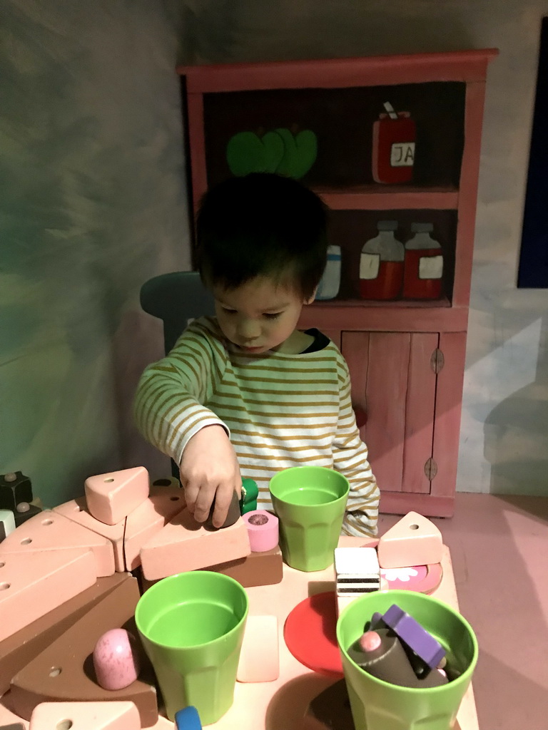 Max at the table in the home of Kikker at the `Kikker is hier!` exhibition at the second floor of the Natuurmuseum Brabant