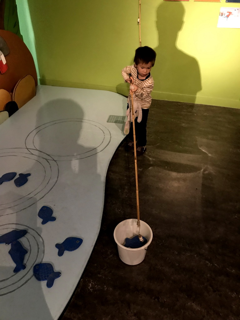 Max at the fishing game at the `Kikker is hier!` exhibition at the second floor of the Natuurmuseum Brabant