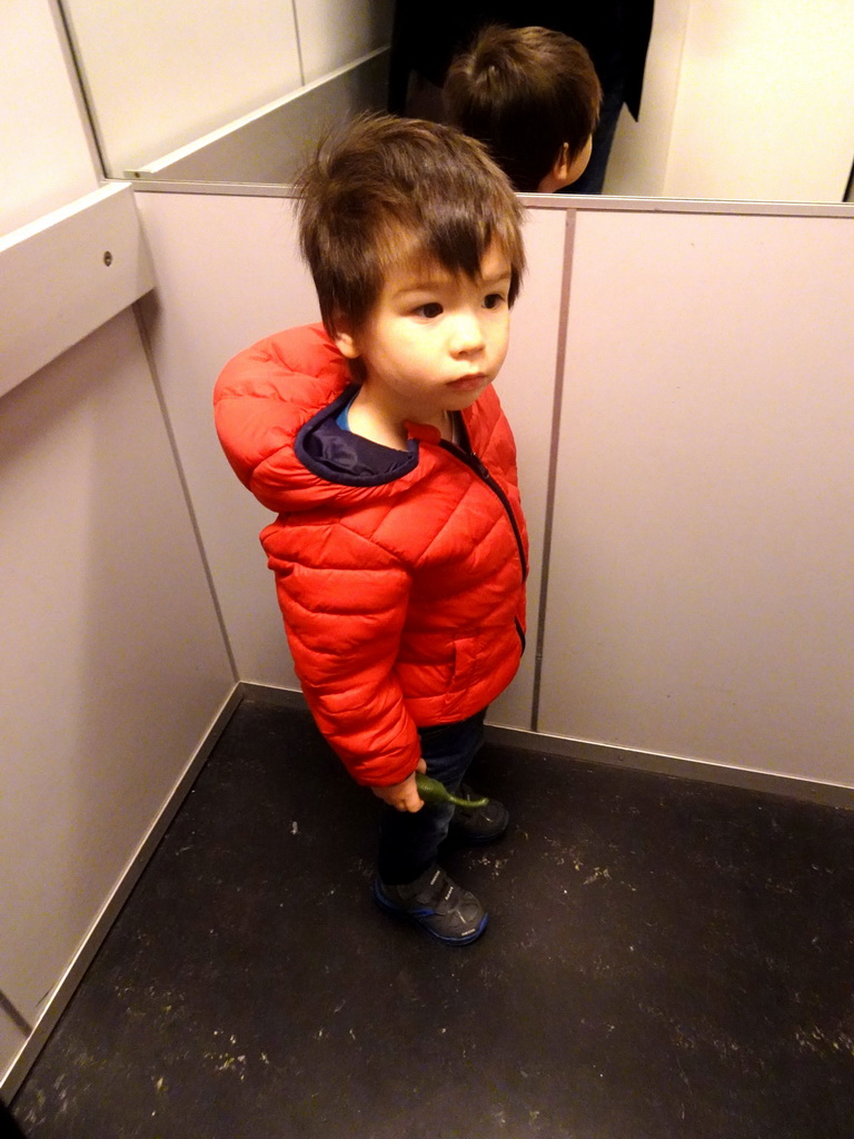 Max in the elevator of the Natuurmuseum Brabant