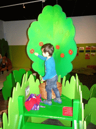 Max at the apple tree at the `Kikker is hier!` exhibition at the second floor of the Natuurmuseum Brabant